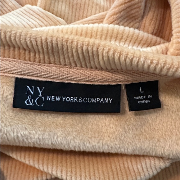 EUC New York & Company Tan lounge Velour Stretchy Crew Neck Top - Picture 4 of 6